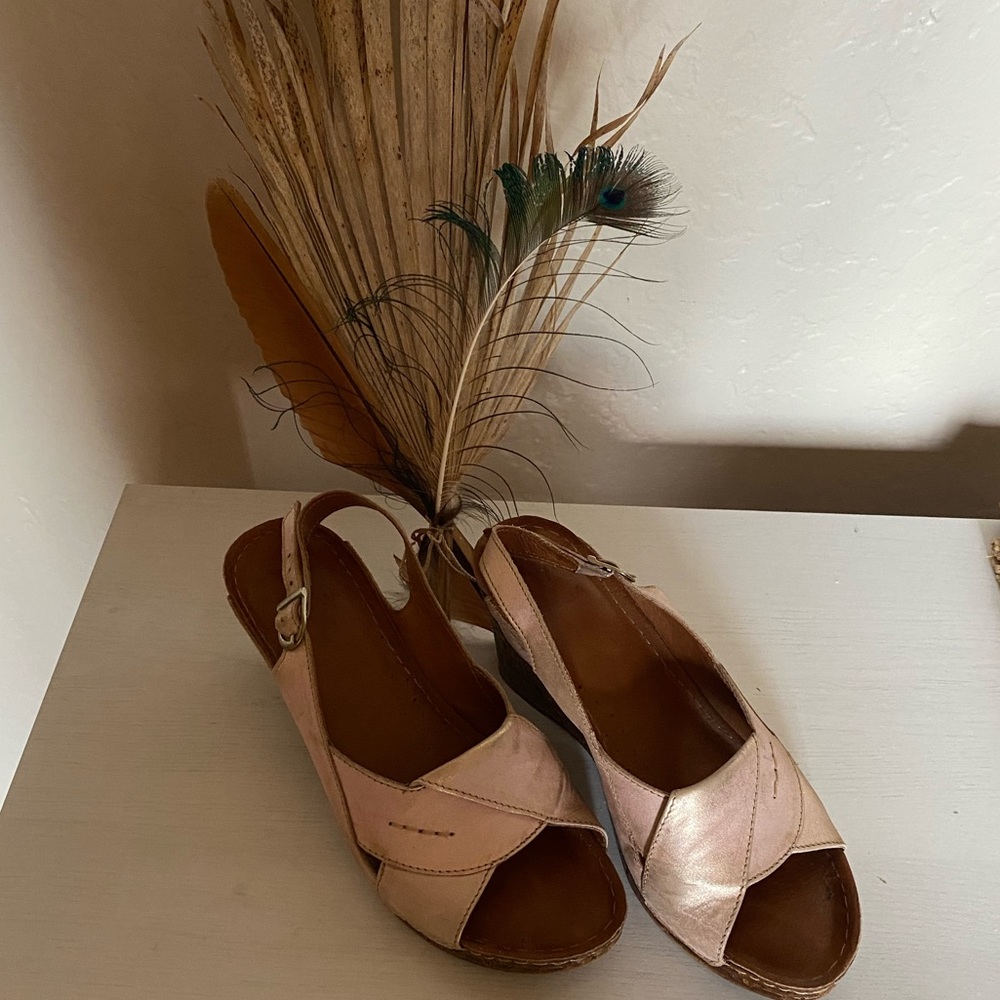 V Italia size 7.5 (38) sling back wedge